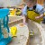 Dzieci bawiące się przy piaskownicy Little Tikes na trawniku — zabawa w koparki i wspólne budowanie zamków z piasku