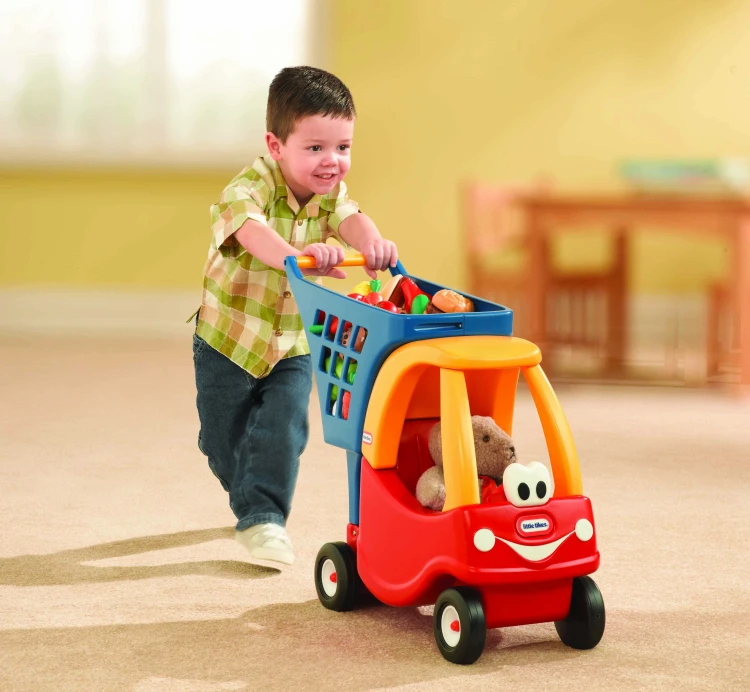 Jeździk Cozy Coupe Little Tikes — bok: pojemny schowek pod siedzeniem i solidne, skrętne kółka