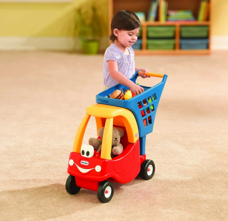Detale kierownicy i maski jeździka Cozy Coupe Little Tikes — przyciski trąbki i wygodny uchwyt do pchania