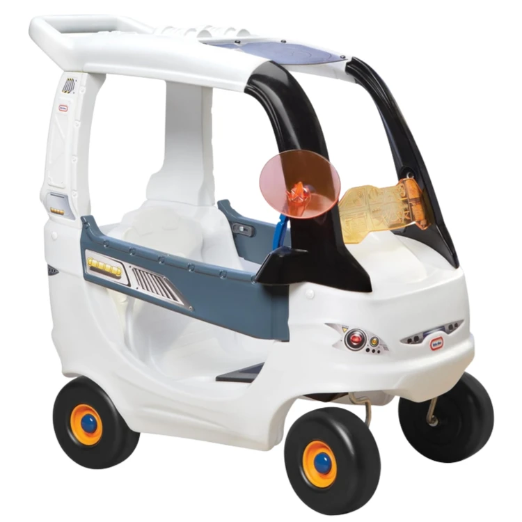Zbliżenie na koła jeździka Cozy Coupe — solidne, obrotowe kółka i stabilna podstawa do zabawy