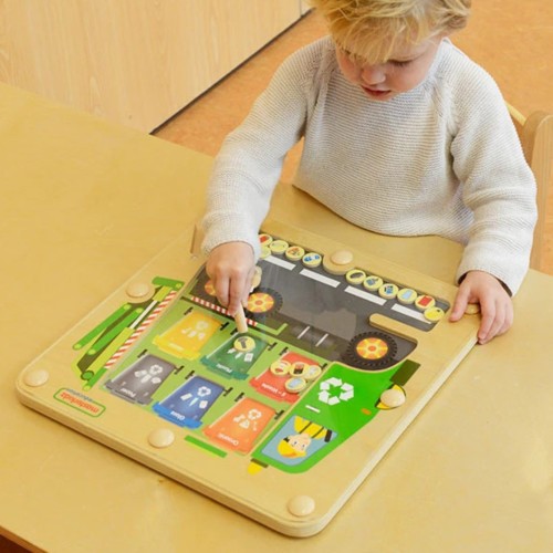 Zbliżenie na magnetyczne elementy ciężarówki do recyklingu MASTERKIDZ — pionki i kolorowe śmieci do segregacji