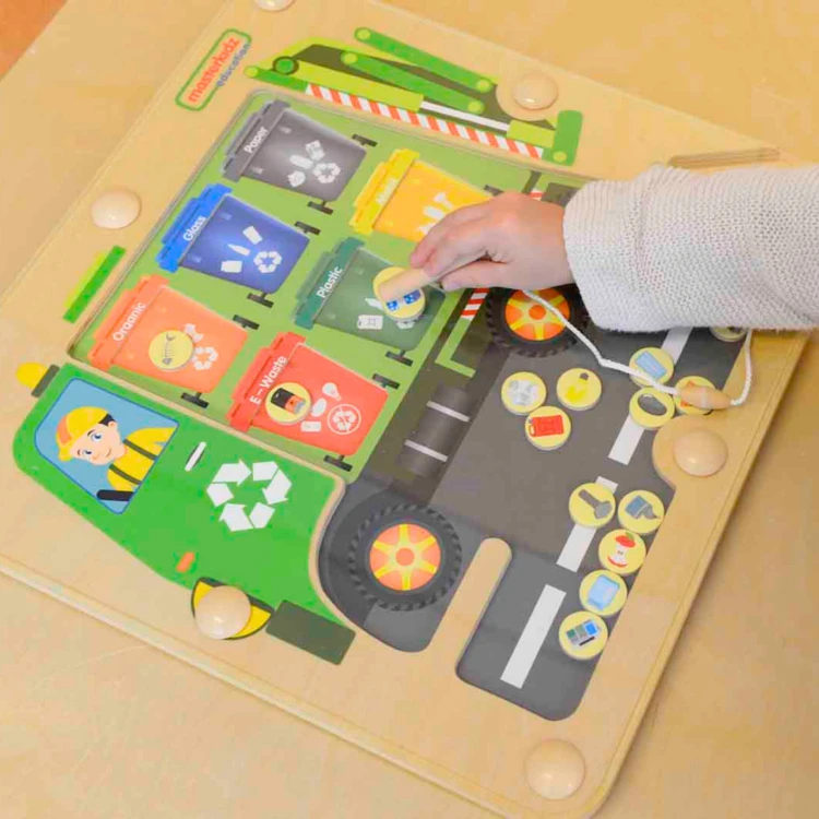 Widok planszy z polami do segregacji odpadów — naklejki i miejsca na magnety w zestawie Montessori MASTERKIDZ