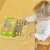 Dziecko układa elementy na tablicy — interakcja z ciężarówką do recyklingu, nauka segregowania w stylu Montessori