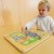 Edukacyjne akcesoria Montessori dołączone do tablicy Segregowanie Odpadów — naklejki, pionki i magnetyczne śmieci