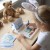 Dziecko rysuje i używa magnetów na tablicy Montessori WOOPIE MagPad — zabawa wspierająca naukę liter i kształtów