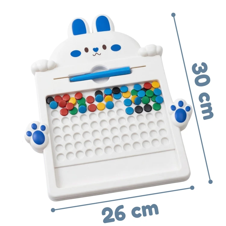 Tablica Montessori MagPad WOOPIE ustawiona na stole — pokaz użycia podczas zajęć plastycznych i edukacyjnych w domu