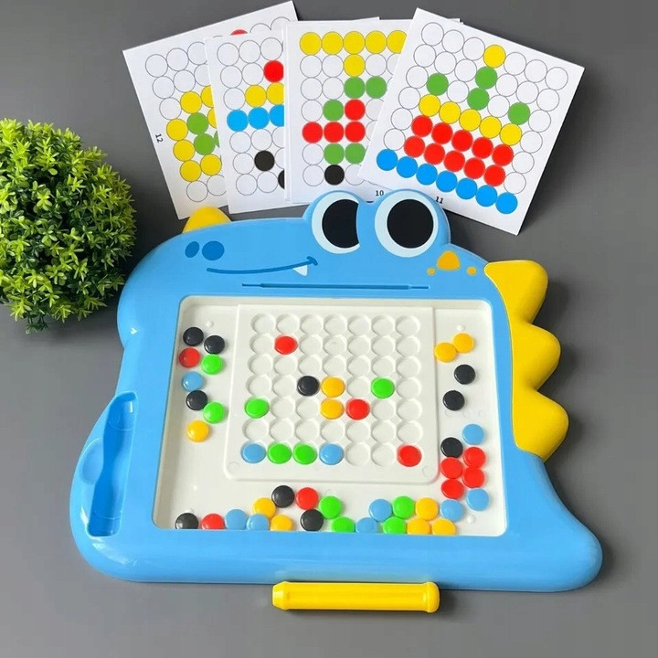Plansza MagPad z naklejkami dinozaurów w użyciu — kolorowe elementy przyciągane przez magnesy