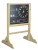 Tył tablicy manipulacyjnej z uchwytem do powieszenia i stabilnym stojakiem — praktyczne rozwiązanie