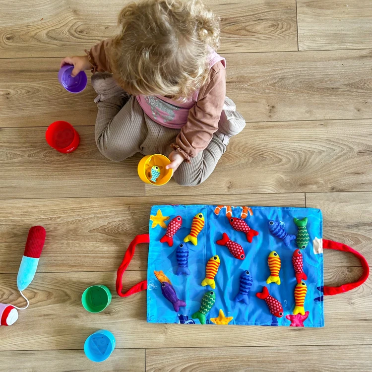Elementy zestawu WOOPIE – miękkie rybki, kubeczki i torbo-mata