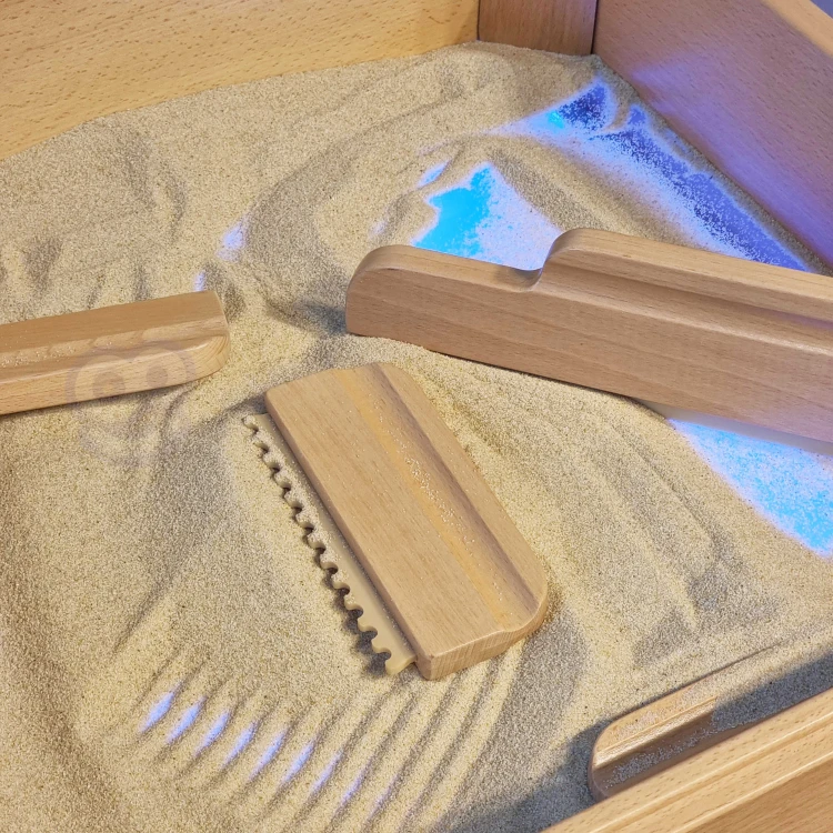 Boczne ujęcie ramki na piasek MASTERKIDZ — widoczne ustawienie krawędzi i przestrzeń zabawy wokół niej