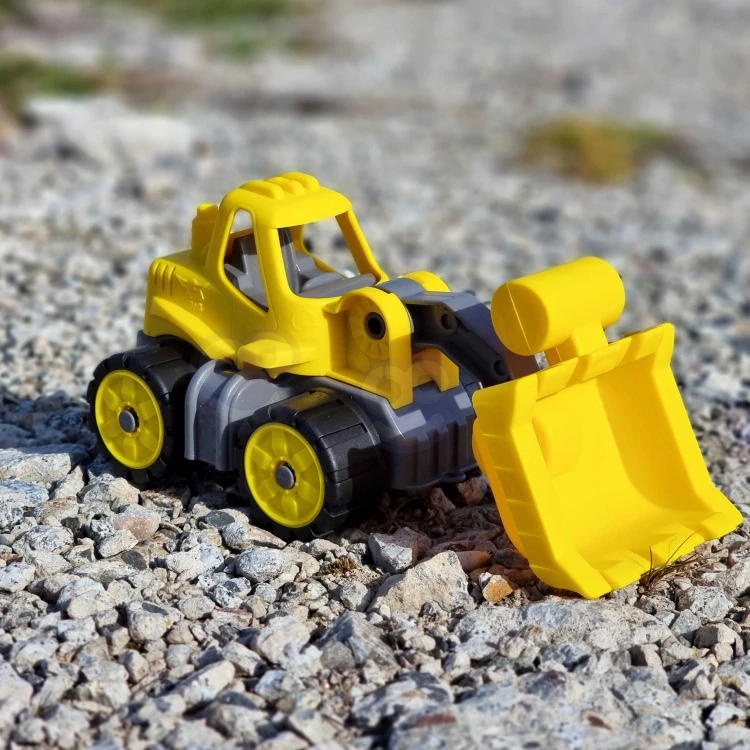 Zbliżenie na przedni zderzak i naklejki — plastikowa powierzchnia mini ładowarki do piasku z logo 54