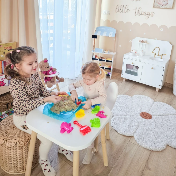 Dziecko formuje kulę na stoliku, piasek kinetyczny WOOPIE w użyciu — pokaz konsystencji i zabawy