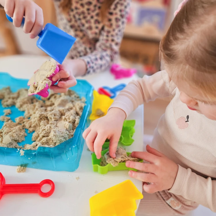 Zbliżenie na strukturę piasku kinetycznego WOOPIE — widoczna lepkość i łatwość modelowania