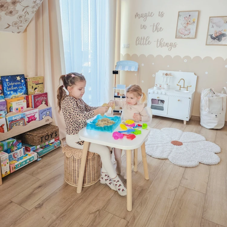 Komplet foremek w różnych kształtach z zestawu WOOPIE — inspiracje do zabawy i budowania form