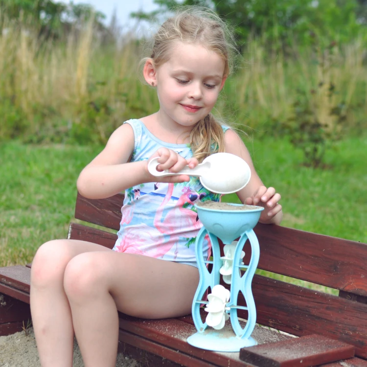 Szczegół konewki z zestawu WOOPIE 10 el. — ergonomiczna rączka i wylewka gotowe do zabawy na plaży