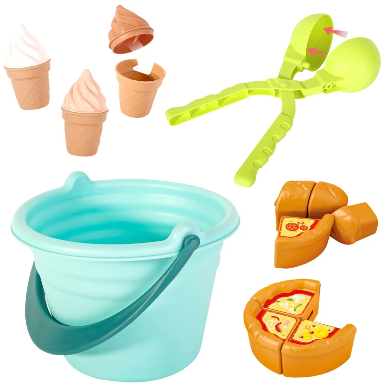 Dzieci formują lody w piaskownicy — zabawa zestawem FUN ICE CREAM, widoczna łyżka i foremki WOOPIE