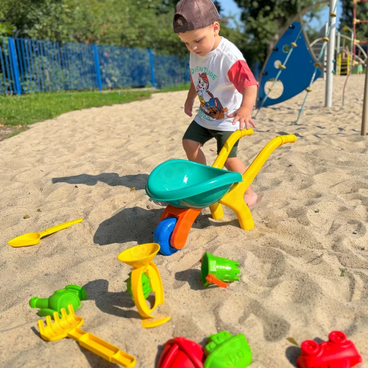 Widok rozsypanych elementów zestawu do piasku WOOPIE 10 el. — kolorowe foremki i łopatki