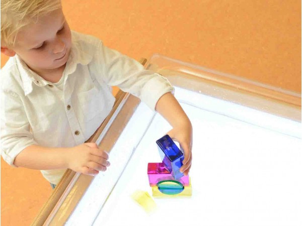 Pojemnik w użyciu — MASTERKIDZ 55 napełniony wodą, zabawki pływające i dziecięce akcesoria w środku