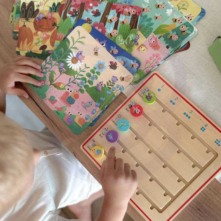 Zbliżenie na kolorowe drewniane zwierzątka z gry TOOKY TOY — detale malowania i kształty na planszy