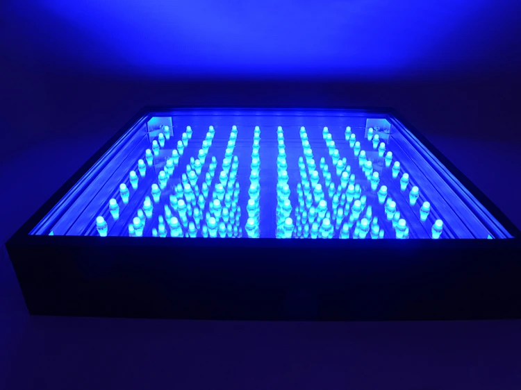 Detale panela LED nieskończoność 3D z widocznym rozstawem diod matrycy LED 100 i wykończeniem obudowy