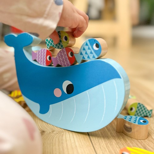 Zbliżenie na drewnianą figurę wieloryba z otworami do nawlekania — detal TOOKY TOY