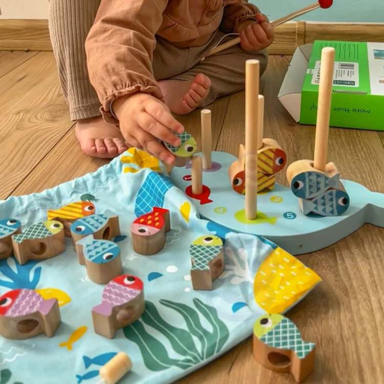 Widok z góry na planszę wielofunkcyjnej zabawy — układ trybów i miejsca na elementy TOOKY TOY