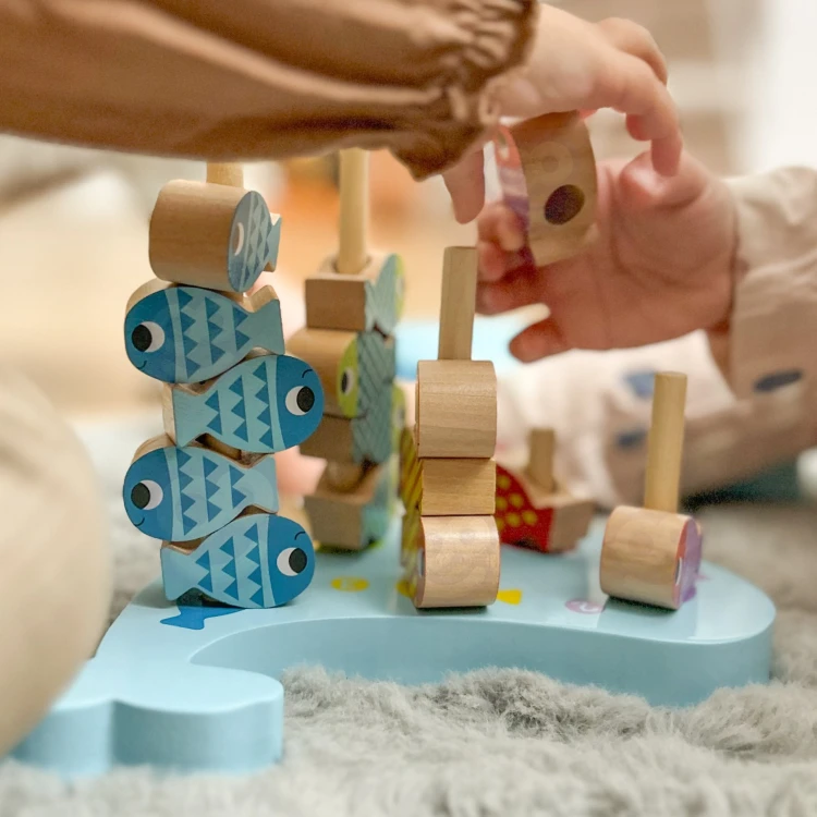 Zbliżenie na gładkie krawędzie i łączenia drewnianych części — jakość wykonania TOOKY TOY