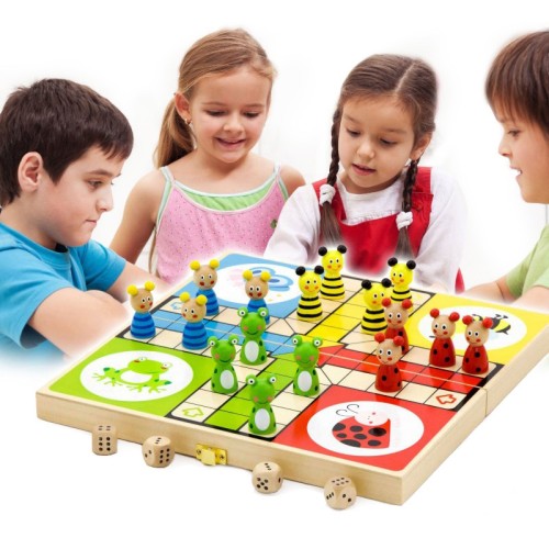Drewniana gra Ludo Chińczyk VIGA — rozłożona plansza z kolorowymi, drewnianymi pionkami i polami