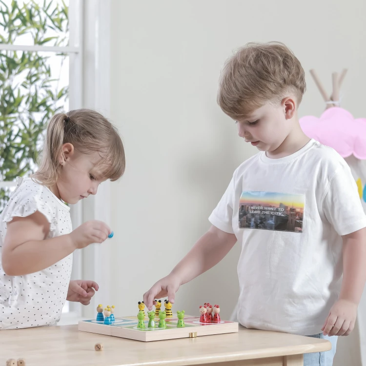Zbliżenie na drewniane pionki gry Ludo marki VIGA — detale malowania i naturalna struktura drewna
