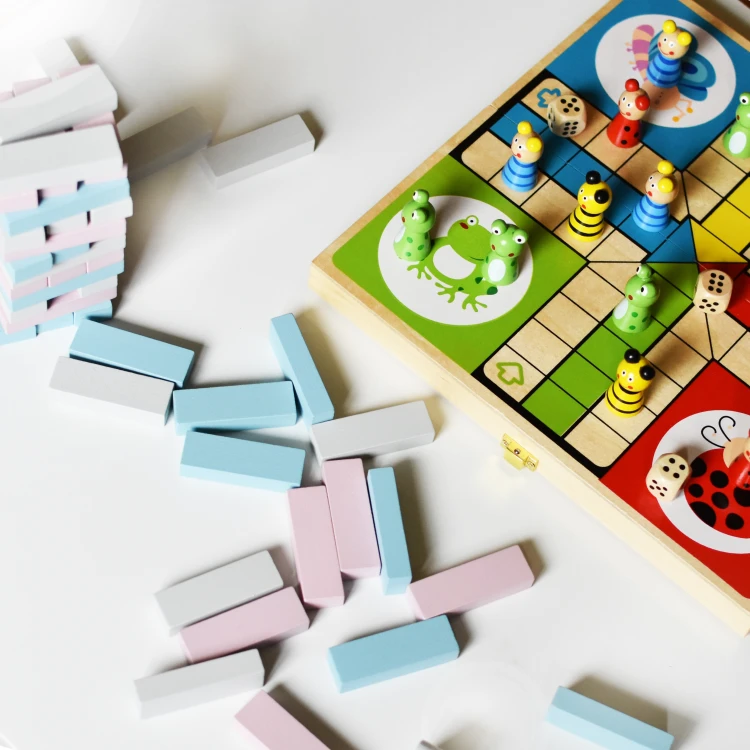 Widok na zamknięte drewniane pudełko zestawu Ludo VIGA — eleganckie przechowywanie elementów gry