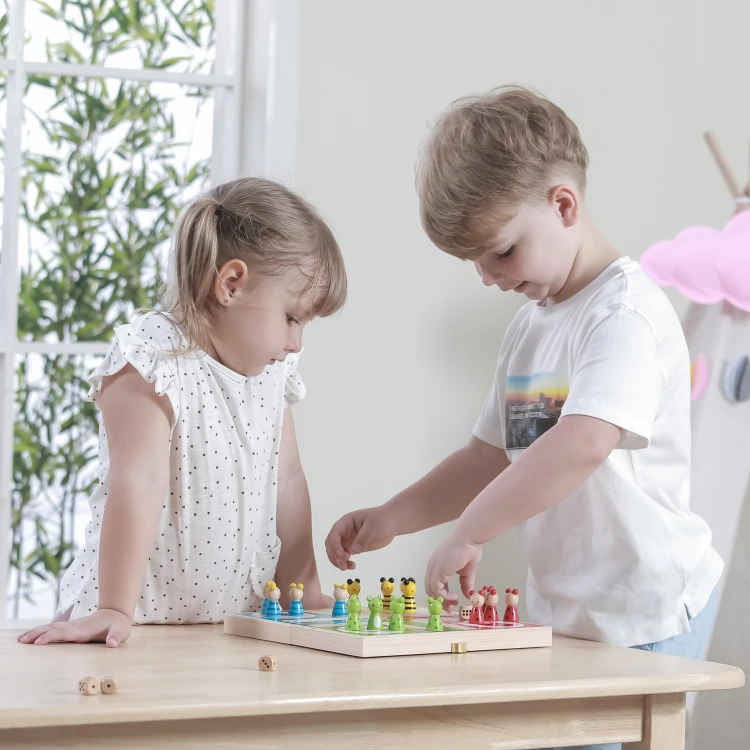 Plansza Ludo VIGA widziana z boku — składane łączenia, wyraźne pola kolorystyczne i prosty mechanizm