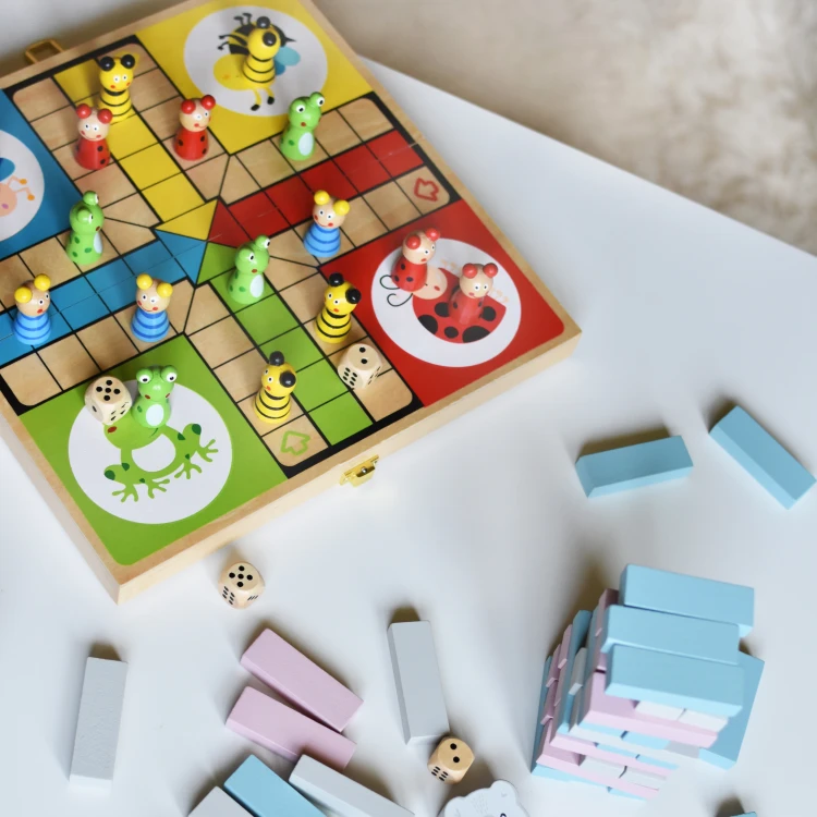 Ręka przesuwająca pionek na planszy Ludo Chińczyk VIGA — moment rozgrywki pokazujący użycie elementów