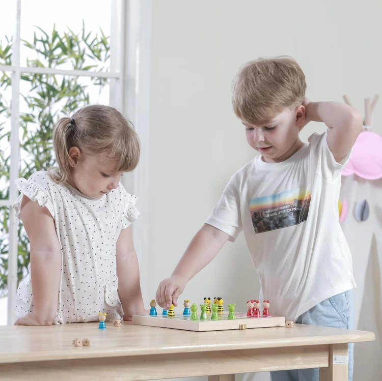 Szczegół wykończenia drewna w grze Ludo VIGA — gładkie krawędzie, lakier i widoczna faktura słojów