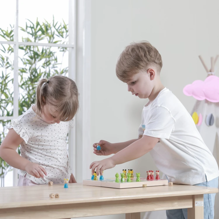 Wnętrze skrzynki Ludo marki VIGA z przegródkami na pionki i kostki, uporządkowane elementy zestawu