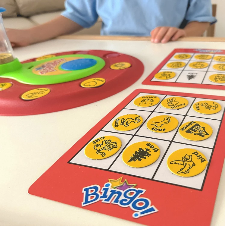 Rodzinne granie przy stole — dzieci dopasowują żetony w grze Bingo Dopasuj Żetony WOOPIE