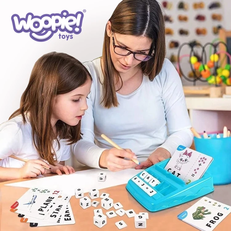 Zbliżenie na karty z angielskimi słówkami w zestawie WOOPIE — kolorowe ilustracje i czytelne polecenia