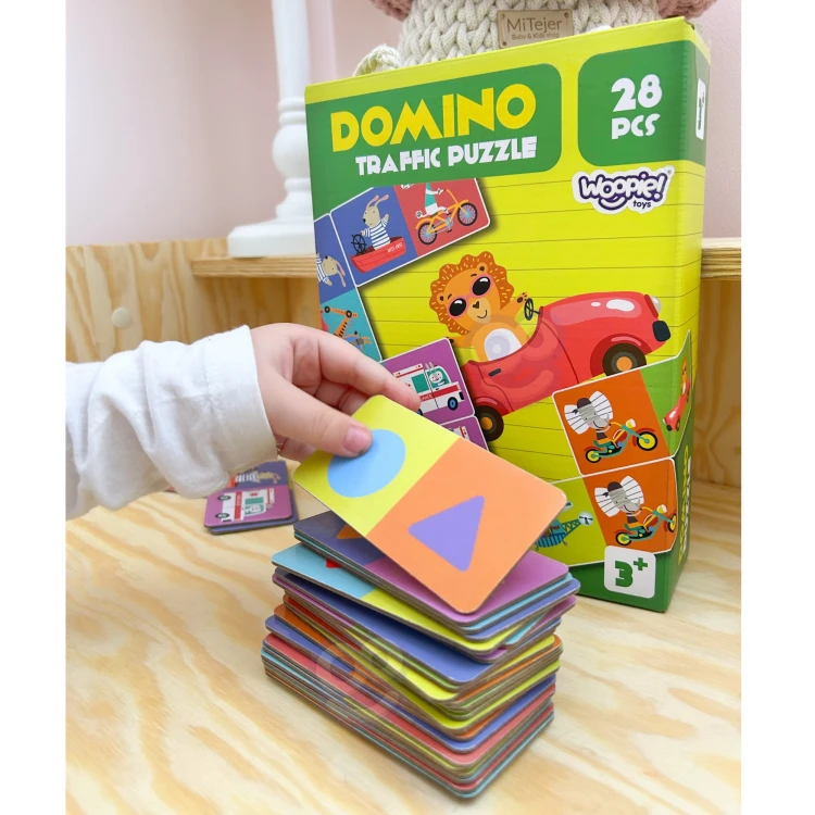 Ujęcie z góry planszy i rozłożonych puzzli edukacyjnych WOOPIE pokazujące różnorodne wzory