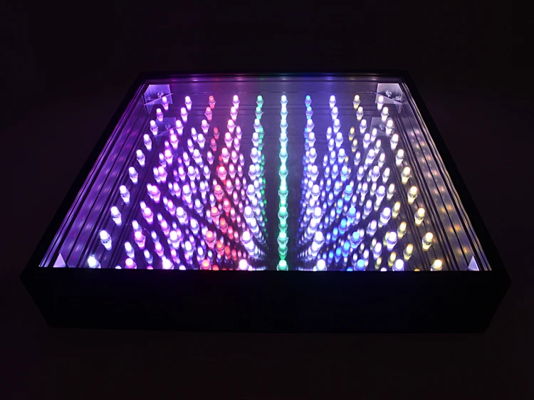 Zestaw w komplecie: panel LED, pilot RF i zasilacz desktop 5V 30W ułożone obok siebie