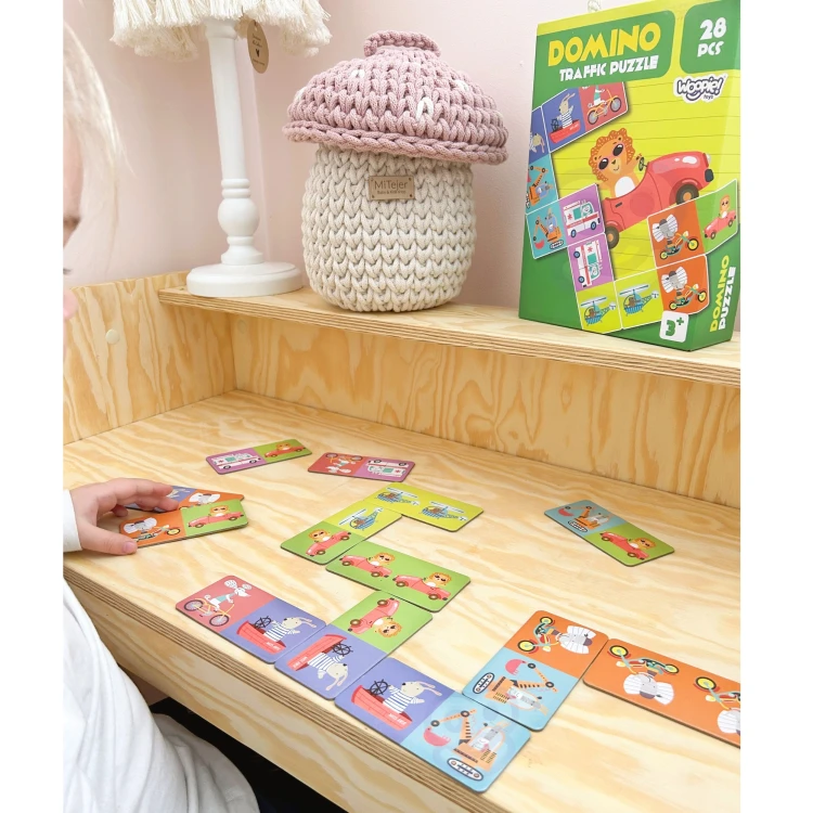 Detal pionków i kart z serii Transport Zwierzęta — domino i puzzle WOOPIE ułożone na stole