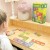 Dziecko układa elementy puzzli i domino WOOPIE — zabawa rozwijająca rozpoznawanie pojazdów i zwierząt