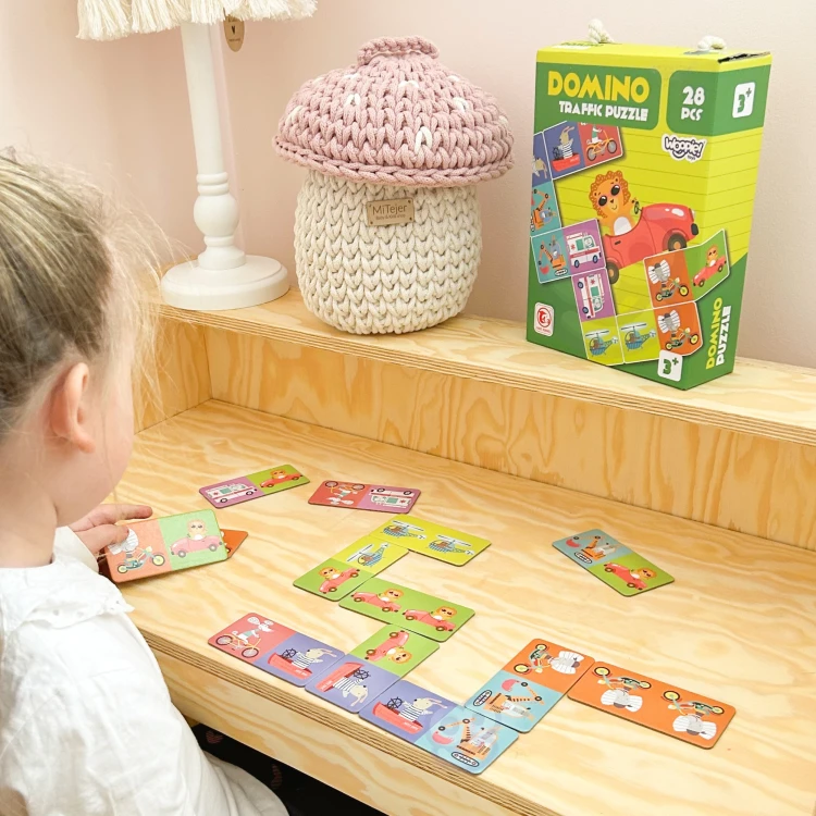 Dziecko układa elementy puzzli i domino WOOPIE — zabawa rozwijająca rozpoznawanie pojazdów i zwierząt
