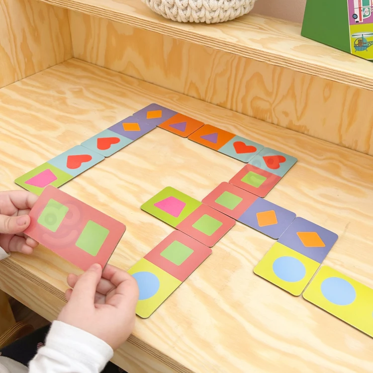 Kilka kart domino z bliska — wyraźne grafiki zwierząt i środków transportu z zestawu WOOPIE