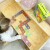 Widok zestawu od boku — pudełko, karty i puzzle Montessori z motywem transportu WOOPIE na blacie