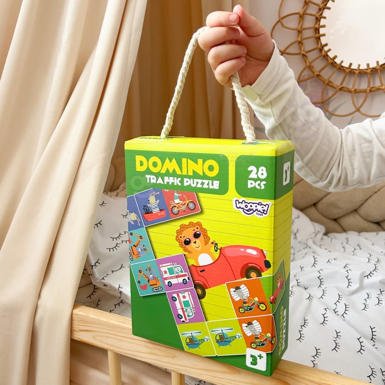 Rozłożone elementy edukacyjne pokazujące różne kształty i ilustracje zwierząt w grze WOOPIE