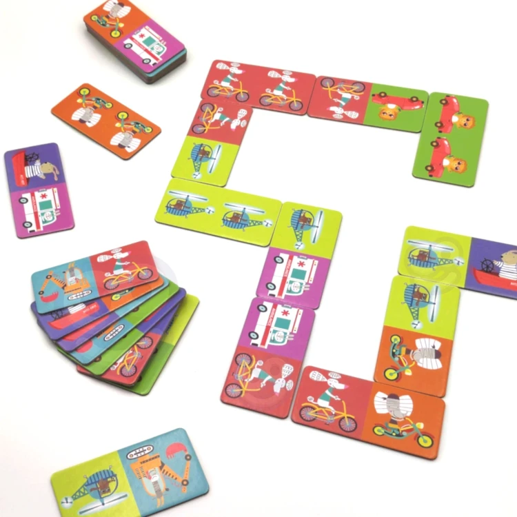 Ujęcie detalu: krawędzie kart i nadrukowane symbole pojazdów w puzzlach domino marki WOOPIE