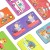 Zbliżenie na planszę i elementy Montessori — kolorowe ilustracje pojazdów i zwierząt w zestawie
