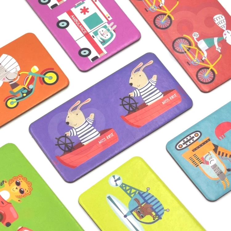 Zbliżenie na planszę i elementy Montessori — kolorowe ilustracje pojazdów i zwierząt w zestawie