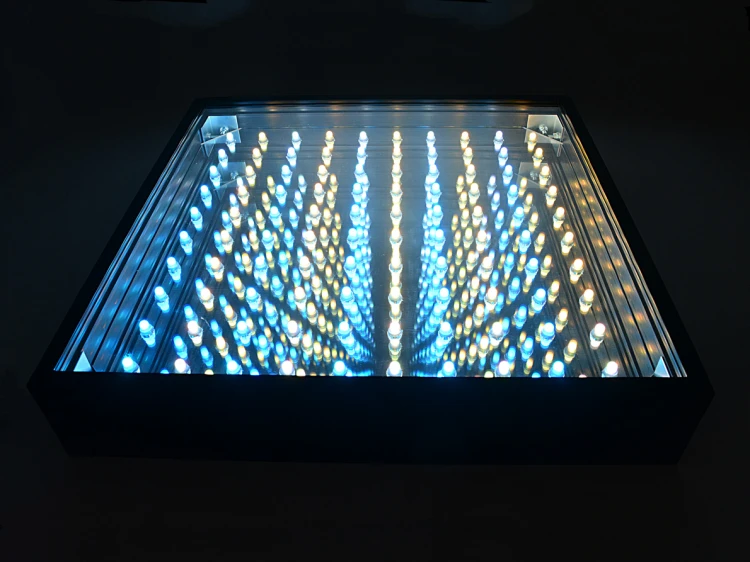 Panel LED nieskończoność 3D pokazany w zbliżeniu na efekt lustrzanego odbicia tworzący iluzję głębi