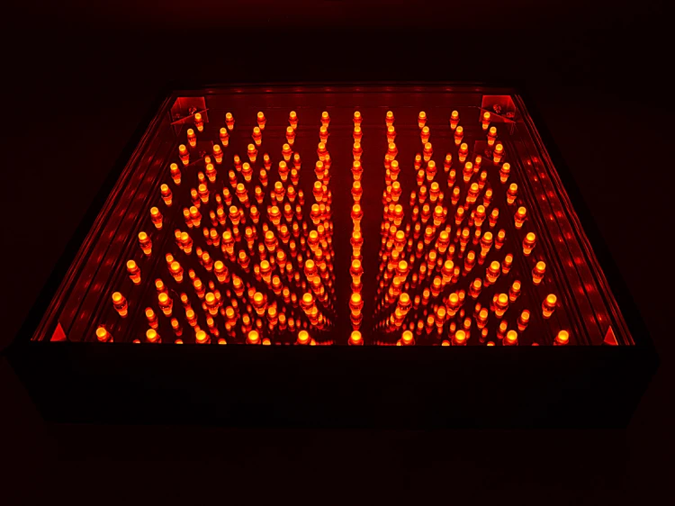 Kaseton LED z aktywowanym programem dynamicznym, prezentacja płynnych przejść barw w ciemniejszym pomieszczeniu