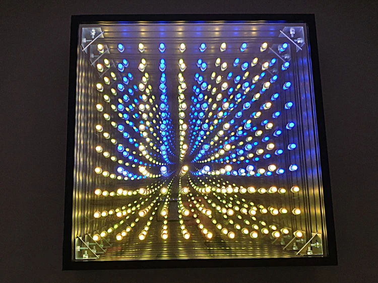 Kaseton LED widok z bliska na rozmieszczenie diod matrycy LED 100 oraz wykończenie krawędzi panelu